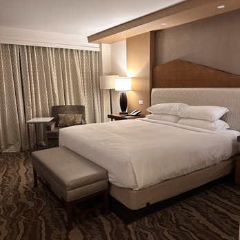 The Inverness Denver, a Hilton Golf & Spa Resort - Bed and sitting area - Hotels Near Me - Englewood, Colorado The Inverness Denver, a Hilton Golf & Spa Resort - Bed and sitting area - Hotels Near Me - Englewood, Colorado