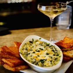 Che Bello Kitchen - The spinach artichoke dip is AMAZING! Bartender made an awesome martini too!!! Highly recommend!