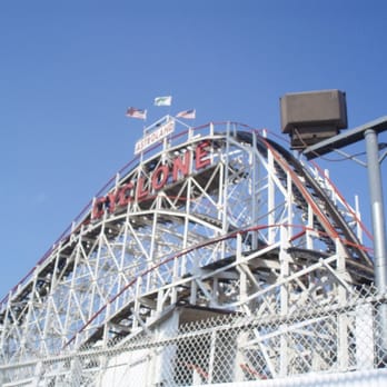 Cyclone Coaster - The drop - Amusement Parks Near Me - Brooklyn, New York