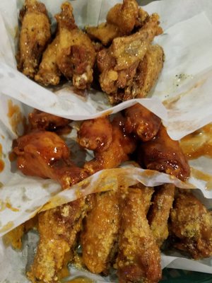 Haywood Lounge Best wings AVL. by null