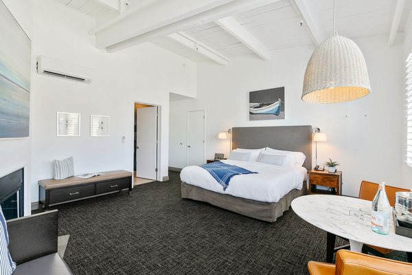 Waters Edge Hotel by null