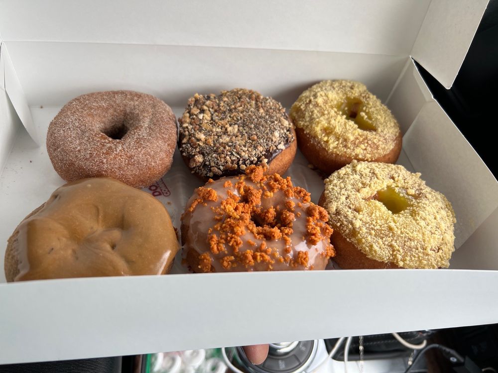 Portias Donut's Logo