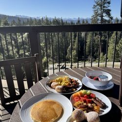 Montecito Sequoia Lodge - Morning Patio view