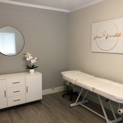 Glow Health Medical Clinic - Clinic exam room