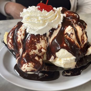 Fenton's Creamery - Hot Toppers - Ice Cream & Frozen Yogurt Near Me - Vacaville, California