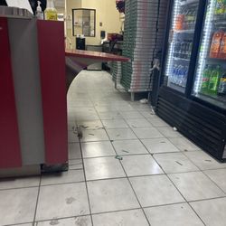 Papa Johns Pizza - Dirty floors