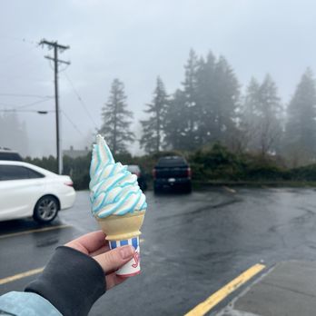 East Wind Drive-In - Blue Goo ice cream - American Near Me - Cascade Locks, Oregon