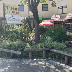 Sonnenimbiss & Café - Dönermann - Vor dem Geschäft.