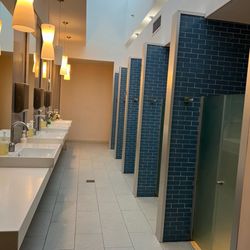 Showers & keyless lockers in locker room