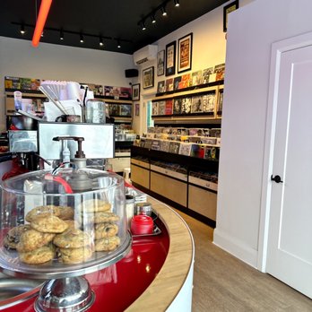 Major Treat - a display of cookies in a bakery - Coffee & Tea Near Me - Toronto, Ontario