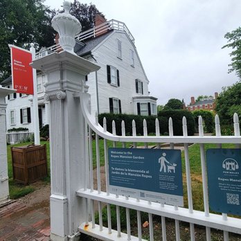 Ropes Mansion - Entrance to garden. - Landmarks & Historical Buildings Near Me - Salem, Massachusetts
