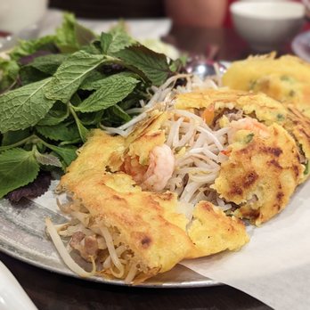 Sáu Can Tho Vietnamese Kitchen - Banh Xeo (lady helped us cut it up) - Vietnamese Near Me - Rosemead, California Sáu Can Tho Vietnamese Kitchen - Banh Xeo (lady helped us cut it up) - Vietnamese Near Me - Rosemead, California