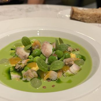 Sphère Restaurant - crème de petits pois à la citronnelle pea emulsion, favorite - French Near Me - Paris