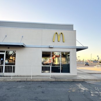 McDonald's - the front of the restaurant - Fast Food Near Me - Buttonwillow, California