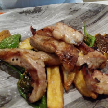 LUXOR - Secreto ibérico a la brasa con pimientos del padrón y chimichurri - Mediterranean Near Me - València, V