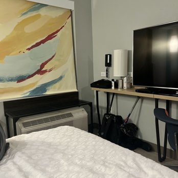 Tru by Hilton Bryan College Station - Small cramped room. But they tried to make use of the space. Creative. - Hotels Near Me - Bryan, Texas