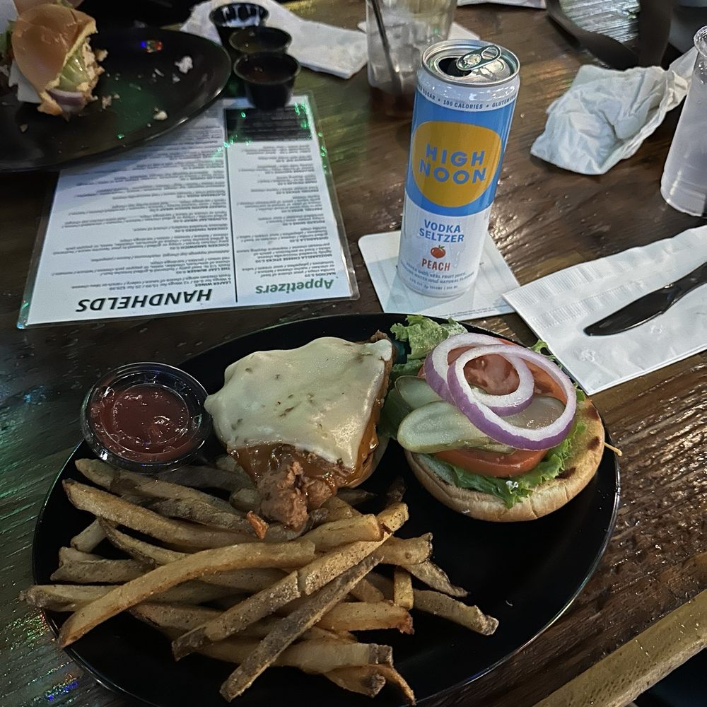 Cloverleaf Pub - The crispy chicky sammy - Pubs Near Me - Cincinnati, Ohio