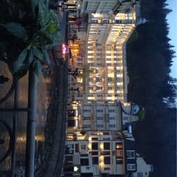Hotel Embassy - Blick von der Brücke in der Abenddämmerung