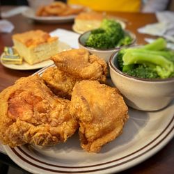 Shonet's - Best fried chicken I've had in the Tri-State area