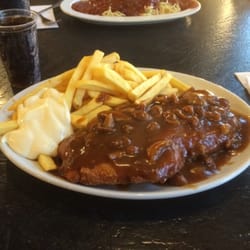 Grill-Stübchen - Jägerschnitzel mit Pommes und kleiner Cola.