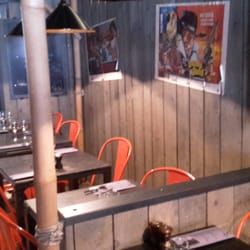L'Endroit Thaï - L'intérieur est décoré avec des posters de films vintages ! L'ambiance est vraiment sympa !