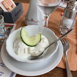 Restaurant Piräus - Tzaziki Portion und Ouzo als Appetizer