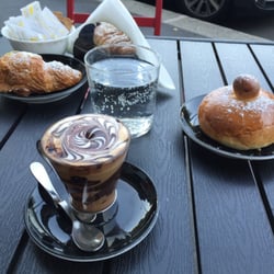 Amor di Sicilia - Marocchino brioche con crema al pistacchio e brioche da granita