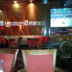 Kannel-Krouvi - Some booths with TV view. Board games stacked. Pretty quiet on a Tuesday night!