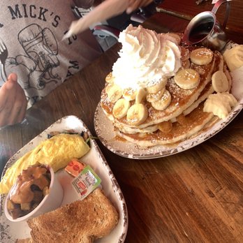Red Maple - Banana pancakes, veggie omelet, and potatoes with vegan cheeze crack - Cafes Near Me - Los Angeles, California Red Maple - Banana pancakes, veggie omelet, and potatoes with vegan cheeze crack - Cafes Near Me - Los Angeles, California
