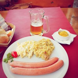 Ottilia - Salchichas Frankfurt con chucrut y papas alemanas y cerveza artesanal rubia