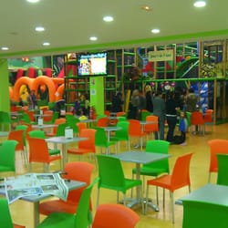 Fun City - Les tables et la superstructure de jeu au fond