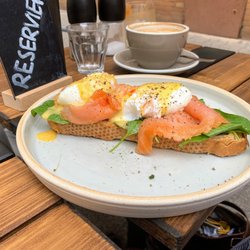 Nomad - "Eggs Benedict" (zwei pochierte Eier, Lachs und Sauce Hollandaise)