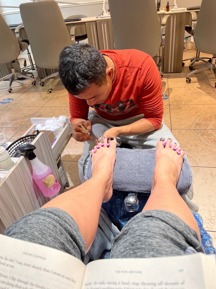 Lee Nails Logo