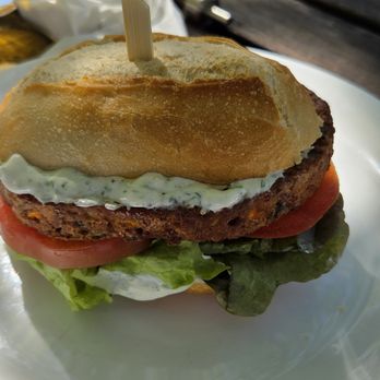 Biergarten Seepark - grandios guter Veggie-Burger - Beer Garden Near Me - Freiburg, BW