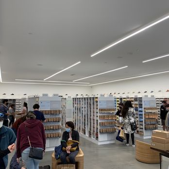 Allbirds Outlet - Shoe Stores Near Me - Livermore, California