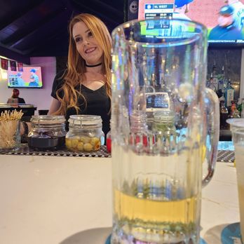 Parlor Bar - great ambience , great mixologist , Lyndsy will always greet you with a smile and will make your favorite drink - Sports Bars Near Me - Whittier, California