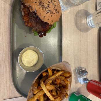 BCBG - Bistro et Burger Gourmet - Chicken burger & paprika fries - Burgers Near Me - Paris, 75 BCBG - Bistro et Burger Gourmet - Chicken burger & paprika fries - Burgers Near Me - Paris, 75