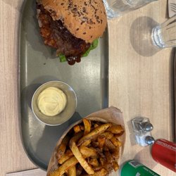 BCBG - Bistro et Burger Gourmet - Chicken burger & paprika fries