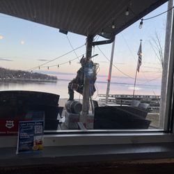 Pettit's Lakeview Bar and grill - Overlooking the lake