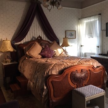 Gingerbread Mansion - Hotels Near Me - Ferndale, California