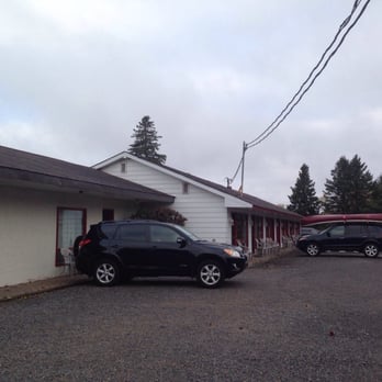 Arrowhead Inn - Parking - Hotels Near Me - Huntsville, Ontario