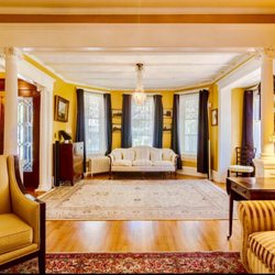 1000 islands Bed and Breakfast - The Bulloch House - Golden Antique front parlour