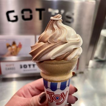 Gott's Roadside - Takeout Window - My delicious swirl!!!! - Ice Cream & Frozen Yogurt Near Me - San Francisco, California