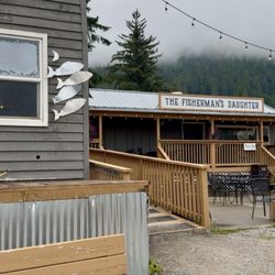 The Fisherman's Daughter indoor (grey bldg.) and outdoor seating--pleasant to sit outside even in very light sprinkling rain!