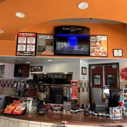Round Table Pizza - The store