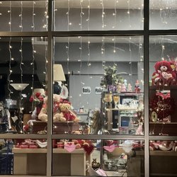 Tri City Treasures - Looking through the windows
