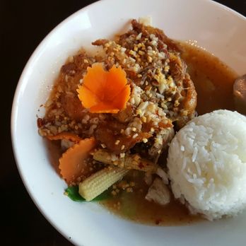 Bangkok Square - Sautéed Crispy duck with garlic and black pepper sauce. - Thai Near Me - Gainesville, Florida