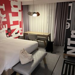 Radisson RED - Nice large room
