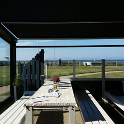 Strandrestaurant - Im Freien (mit Sonnenschirm) mit Blick auf den Strand.