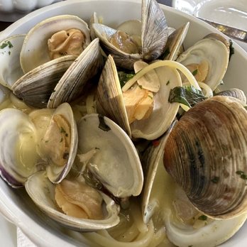 Rustic, Francis's Favorites - Linguini with Clams - Italian Near Me - Geyserville, California Rustic, Francis's Favorites - Linguini with Clams - Italian Near Me - Geyserville, California
